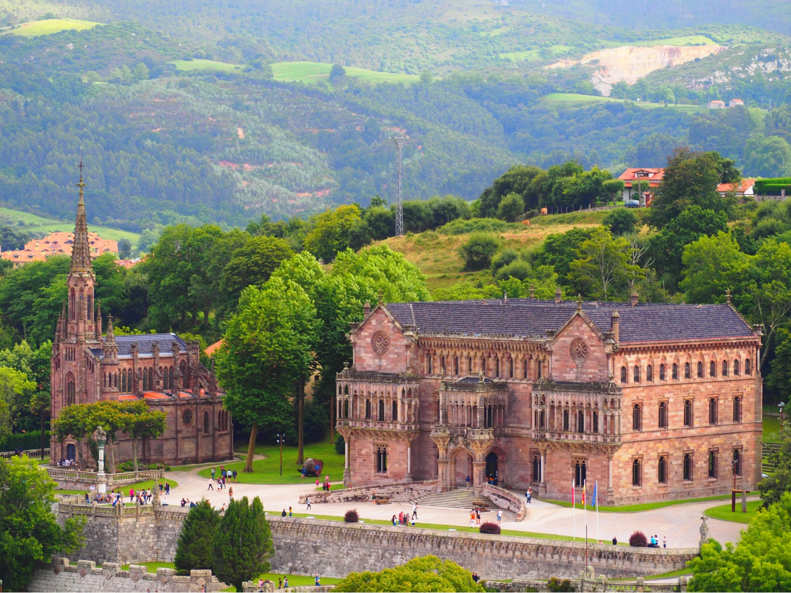 Palacio de Sobrellano y su Capilla Panteón